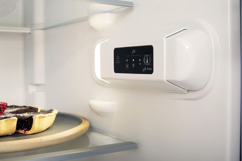 Bauknecht-Kuhl----Gefrierkombination-Standgerat-KGLF-182-IN-2-Optic-Inox-2-doors-Lifestyle-control-panel