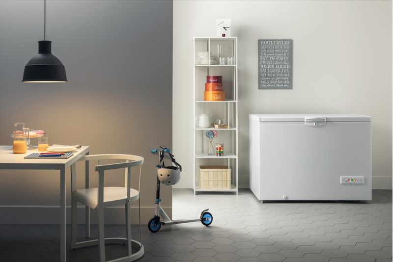 Indesit Gefrierteil Standgerät OS 2A 300 H Weiss Lifestyle frontal open