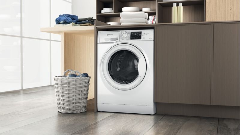 Bauknecht-Waschtrockner-Standgerat-WATK-Pure-96-43-N-Weiss-Frontlader-Lifestyle-perspective