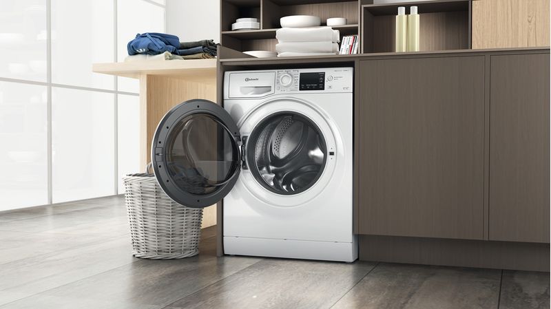 Bauknecht-Waschtrockner-Standgerat-WATK-Pure-96-43-N-Weiss-Frontlader-Lifestyle-perspective-open
