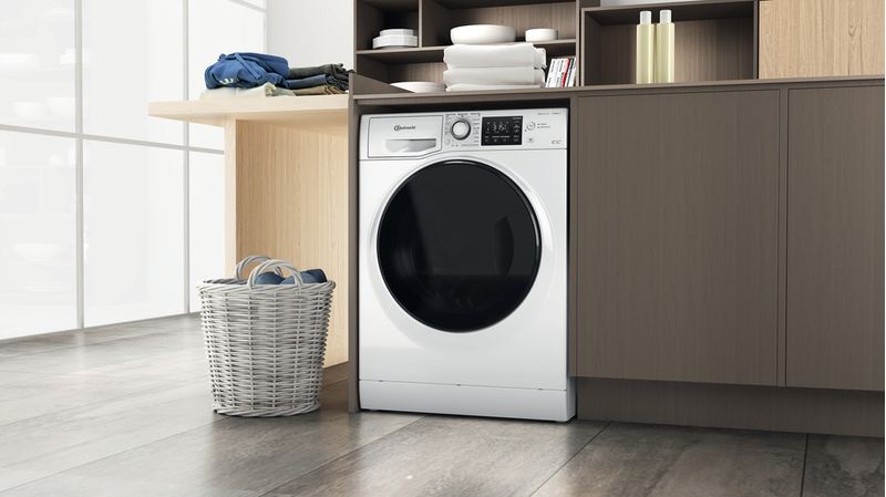 Bauknecht Waschtrockner Standgerät WATK Sense 86S 41 N Weiss Frontlader Lifestyle perspective