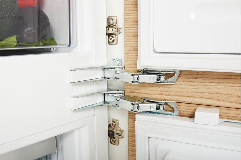 Bauknecht-Kuhl----Gefrierkombination-Einbaugerat-KGIL-180F2-P-Weiss-2-doors-Lifestyle-detail
