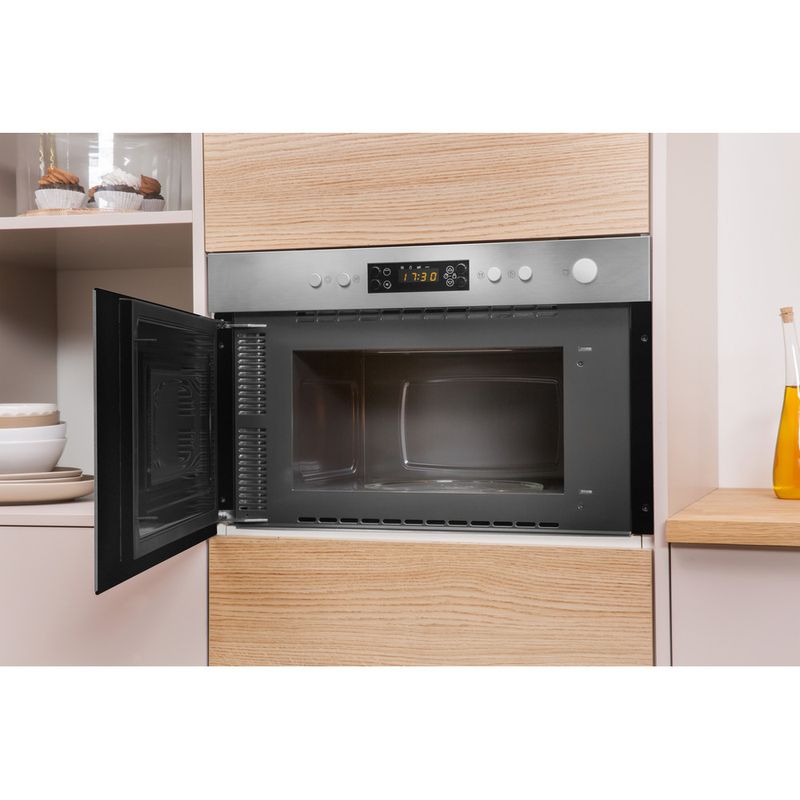 Indesit-Mikrowelle-Einbaugerat-IMBN3-R3-IX-Edelstahl-Elektronisch-22-Mikrowelle-Grill-750-Lifestyle-perspective-open