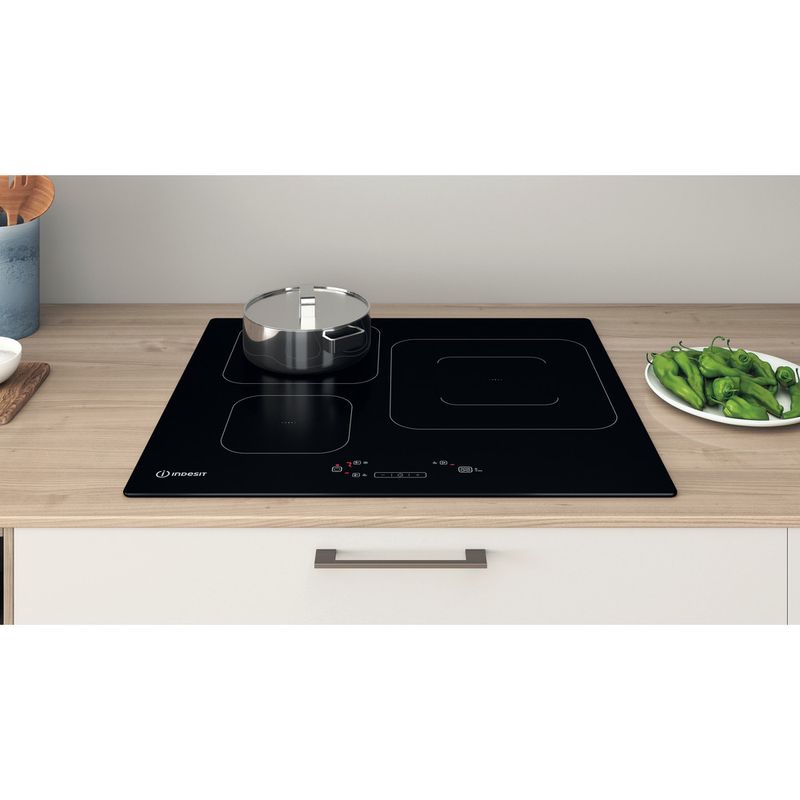 Indesit-Kochfelder-IIH-60Q3D-NE-Schwarz-Induction-vitroceramic-Lifestyle-frontal-top-down